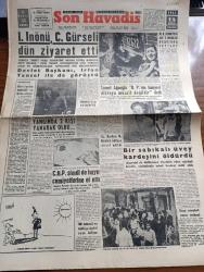 Son Havadis Gazetesi - 14 Haziran 1961 - Hürriyetin Getirdiği Ve Götürdüğü Yazan Gökhan Evliyaoğlu Köşe Yazısı - İsmet İnönü Cemal Gürsel'i Dün Ziyaret Etti - Samet Ağaoğlu Demokrat Parti'nin Bünyesi Diktaya Müsait Değildir Dedi - Ragıp Gümüşpala Kayseri'de - CHP Şimdi De Hayır Cemiyetlerine El Attı - Sarı Çizmeli Yazan Adviye Fenik - İmamı Azam Ve Hanefi Mezhebi Yazan Ragıp Akyavaş - Türkiye'de Komünist Hareketleri Hazırlayan İlhan Darendelioğlu - Fidel Castro Ve Esirleri - Kızıl Diktatör Fidel Castro Esirleri 500 Traktöre Mukabil Serbest Bırakacak - Bozkurtların Ölümü Yazan Nihal Atsız - 500 Müslüman Lider Haklarını İstiyor - Basından Özetler - Papa Belçika Kraliçesi Fabiola'nın Hamile Olduğunu Açıkladı - Yassıada'da Pazartesi Günü Yapılan Duruşma - Galatasaray'da Borç 584 Bin Lira - Arı Hafiye Çizen Harry Smith - Tahta Bacak Çizgi Roman - Dümenço Çizgi Roman Çizen Yurdagün - İzmirspor'un Kurt İdarecisi Sami Özok Bizden Futbolcu Alan Zararlı Çıkar Dedi - Beşiktaş Everton Maçı Bugün