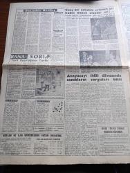 Son Havadis Gazetesi - 21 Haziran 1961 - İzmit Ve Ankara'da Sel Felaketi Devam Ediyor - Basınımızda Geciken Şey Yazan Gökhan Evliyaoğlu - Duruşmalar Bitmeden Seçim Yok - Anayasa Referandumu 9 Temmuzda - Eyüp'te Nakşibendi Tarikatına Mensup 42 kişi Ayin Yaparken Yakalandılar - 3. Dünya Harbinin İçindeyiz Yazan Nejat Arıkan Yazı Dizisi - Sarı Çizmeli Yazan Adviye Fenik - Gericilik İlericilik Meselesi Yazan Nejdet Sancar - Türkiye'de Komünist Hareketleri Hazırlayan İlhan Darendelioğlu Yazı Dizisi - Vizonlu Venüs Yazan John O'Hara Yazı Dizisi - Bozkurtların Ölümü Yazan Nihal Atsız - Turistik Tatil Şehirleri Gönen - Türk Bayrağının Tarihi - Anayasayı İhlal Davasında Sanıkların Sorguları Bitti - Asker Futbolcular İçin Bugün Toplantı Yapılıyor - Futbolcu Şirzat Dağcı Ve Mehmet Ali Kasımpaşa'ya Giriyor - Altay Kalecisi Varol Milli Lige Döneceğiz Dedi - Kırkpınar Güreşleri Tehir Edildi - Arı Hafiye Çizen Harry Smith - Tahta Bacak Çizgi Roman - Dümenço Çizgi Roman Çizen Yurdagün