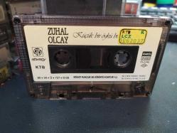 ZUHAL OLCAY - KÜÇÜK BİR ÖYKÜ BU - KASET [1989 Göksoy Plak - kağıt baskı - sarı bandrol]