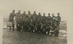 Asker üniformalarıyla gülümseyerek poz veren bir grup asker fotoğrafı. 05.04.1981 ELEŞKİRT HATIRASI.. ORİJİNAL SİYAH & BEYAZ, 14 x 9cm EBADINDA - 1940'LAR, 1950'LER, 1960'LAR ve 1970'LER