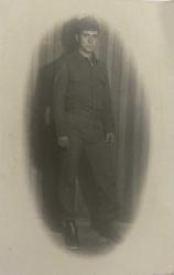 Askeri üniformalarıyla ayakta poz veren asker fotoğrafı. Kıymetli arkadaşım Taner'e unutulmamak  amacıyla sonsuz sevgiler.. Dünya bir değirmen döner görünmez acı, tatlı hatıralar kalpten silinmez kahpe felek kaybederse cismimi hatıra olarak sakla resmimi.... oldu mu Taner! AHMET BÜYÜKER 03.12.1981  DİKMEN -ANKARA ORİJİNAL SİYAH & BEYAZ, 14 x 9cm EBADINDA - 1940'LAR, 1950'LER, 1960'LAR ve 1970'LER