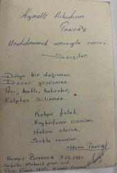 Askeri üniformalarıyla ayakta poz veren asker fotoğrafı. Kıymetli arkadaşım Taner'e unutulmamak  amacıyla sonsuz sevgiler.. Dünya bir değirmen döner görünmez acı, tatlı hatıralar kalpten silinmez kahpe felek kaybederse cismimi hatıra olarak sakla resmimi.... oldu mu Taner! AHMET BÜYÜKER 03.12.1981  DİKMEN -ANKARA ORİJİNAL SİYAH & BEYAZ, 14 x 9cm EBADINDA - 1940'LAR, 1950'LER, 1960'LAR ve 1970'LER