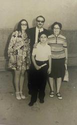 Ailecek çocuklarıyla birlikte poz veren aile fotoğrafı. ORİJİNAL SİYAH & BEYAZ, 14 x 9cm EBADINDA - 1940'LAR, 1950'LER, 1960'LAR ve 1970'LER