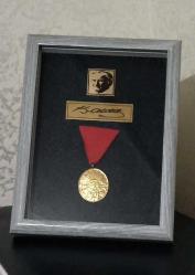 İstiklal Madalyası Yeni Yapım (REPLİKA) ve MDF Ahşap  Çerçeve  15cm x 20 cm ölçülerinde Renk Gri (RESİMDEKİ ÜRÜN GÖNDERİLECEKTİR)