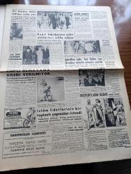 Son Havadis Gazetesi - 11 Temmuz 1961 - Anayasa İçin Halk Oylamasında Kati Netice 3 5 Gün Sonra Belli Olacak - Adalet Partisi Ve Yeni Türkiye Partisi İl Başkanlarının Birleşmeye Taraftar - Cumhuriyetçi Köylü Millet Partisi Hayır Propagandası Yapan Parti Mensuplarını Tesbit Ediyor - Altay Ömer Egesel Anayasa Davasında İddianamesini Dün Okudu - 17 Balıkçımız Dün Anavatanı Döndü - 3. Dünya Harbinin İçindeyiz Yazan Nejat Arıkan Yazı Dizisi - Eşsiz Bulutlar Yazan Françoise Sagan Yazı Dizisi - Türkiye'de Komünist Hareketleri Hazırlayan İlhan Darendelioğlu Yazı Dizisi - Bir EMİNSU Daha CHP'den İstifa Etti - Bozkurtların Ölümü Yazan Nihal Atsız - Annette Vittorio Gasman'la Evleniyor - Vizonlu Venüs Yazan John O'Hara Yazı Dizisi - Paris Celladı Yazan A. M. Mons Yazı Dizisi -  Suat Mamat Galatasaray'da Kalacağım - Metin Oktay Dün Mukavele Yaptı - Hakkı Yeten'in Beyanatı - Rüştü Dağlaroğlu - Arı Hafiye Çizen Harry Smith - Dümenço Çizgi Roman Çizen Yurdagün - Tahta Bacak Çizgi Roman