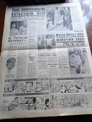 Son Havadis Gazetesi - 11 Temmuz 1961 - Anayasa İçin Halk Oylamasında Kati Netice 3 5 Gün Sonra Belli Olacak - Adalet Partisi Ve Yeni Türkiye Partisi İl Başkanlarının Birleşmeye Taraftar - Cumhuriyetçi Köylü Millet Partisi Hayır Propagandası Yapan Parti Mensuplarını Tesbit Ediyor - Altay Ömer Egesel Anayasa Davasında İddianamesini Dün Okudu - 17 Balıkçımız Dün Anavatanı Döndü - 3. Dünya Harbinin İçindeyiz Yazan Nejat Arıkan Yazı Dizisi - Eşsiz Bulutlar Yazan Françoise Sagan Yazı Dizisi - Türkiye'de Komünist Hareketleri Hazırlayan İlhan Darendelioğlu Yazı Dizisi - Bir EMİNSU Daha CHP'den İstifa Etti - Bozkurtların Ölümü Yazan Nihal Atsız - Annette Vittorio Gasman'la Evleniyor - Vizonlu Venüs Yazan John O'Hara Yazı Dizisi - Paris Celladı Yazan A. M. Mons Yazı Dizisi -  Suat Mamat Galatasaray'da Kalacağım - Metin Oktay Dün Mukavele Yaptı - Hakkı Yeten'in Beyanatı - Rüştü Dağlaroğlu - Arı Hafiye Çizen Harry Smith - Dümenço Çizgi Roman Çizen Yurdagün - Tahta Bacak Çizgi Roman