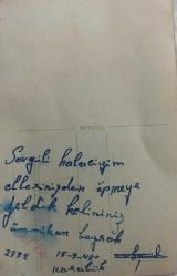 Ayakta yan yana poz veren bir kadın ve erkek fotoğrafı. Sevgili halacığım ellerinden öpmeye geldik.. 15.09.1980 .ORİJİNAL SİYAH & BEYAZ, 14 x 9cm EBADINDA - 1940'LAR, 1950'LER, 1960'LAR ve 1970'LER
