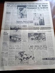 Son Havadis Gazetesi - 8 Ağustos 1961 - CHP Vesayeti Yazan Gökhan Evliyaoğlu Köşe Yazısı - Rus Feza Adamı Titov Döndü - Feza Başarısından İstifade Eden Kruşçef Kennedy'e Cevap Verdi - Türkiye İşçi Partisi Seçimlere Hazırlanıyor - Hakkında Tahkikat Açılan İrfan Aksu İsmet İnönü'nün Zihniyetine Çattığını Dün Açıkladı - Vatan Haini Nazım Hikmet'in Karısı Nerede - Sabık İstanbul Mebusları Dün Savunmalarını Yaptı - Silahtarağa Sanıklarının Tahliye Talebi Reddedildi - Eşsiz Bulutlar Yazan Françoise Sagan Yazı Dizisi - Türkiye'de Komünist Hareketleri Hazırlayan İlhan Darendelioğlu Yazı Dizisi - Bozkurtların Ölümü Yazan Nihal Atsız - Ulusoy Otobüsleri - Bugünkü Burç Falınız - Yassıada'da Müdafaalar - Paris Celladı Yazan H. M. Mons Yazı Dizisi - Federasyon Ali İhsan'ı Kasımpaşa'ya Bırakıyor - Şeref Has Anlaştı Can Bartu Bekliyor - Fenerbahçe Beşiktaş Bu Hafta Hapoel İle Karşılaşıyor - Galatasaray Ve Fenerbahçe Mithatpaşa'yı Paylaşamıyor