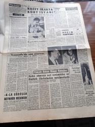 Hür Vatan Gazetesi - 17 Eylül 1961 - Son Perde Kapanırken Yazan Ahmet Emin Yalman Köşe Yazısı - Fatin Rüştü Zorlu Ve Hasan Polatkan İdam Edildi - Fatin Rüştü Zorlu İdam Hükmü İnfaz Edilmeden Önce Fotoğraf - Partiler Ortak Bir Bildiri İle Adnan Menderes Devrini Suçladı - İki İnfaz Dün Sabah Yapıldı - Tahliye Edilen Milletvekilleri Artık Politikaya Atılmayacak - Düşük Başvekil Adnan Menderes Öğleden Sonra Sigara İçti Ve Gazete İstedi - Milli Türk Talebe Birliği 27 Mayıs Hareketi En Medeni Ruhla Kararı Verdi - Medeniyet Gazetesi 7 Gün Kapandı - Cemal Gürsel Dört Parti Lideri İle Bir Toplantı Daha Yaptı - Yüksek Adalet Divanı Kararlarının Metni - 8'e Çeyrek Kala Yazan Ümit Deniz Yazı Dizisi - Her Cuma Gülhane Parkında - Kuzey Irak'ta Kürt İsyanı - Barzani İsyanı - Yassıada'da Son Oturum Yaşam Mehmet Ali Sebük - Yıldız Falı Merakı Yine Moda Oluyor - Lindi Çizen William Ratcliff - Vak Vak Walt Disney - Nefis Bir Portatif Radyo - Beşiktaş İstanbulspor Karşısında Bir Puana Çaresiz Razı Oldu -