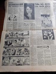 Hür Vatan Gazetesi - 17 Eylül 1961 - Son Perde Kapanırken Yazan Ahmet Emin Yalman Köşe Yazısı - Fatin Rüştü Zorlu Ve Hasan Polatkan İdam Edildi - Fatin Rüştü Zorlu İdam Hükmü İnfaz Edilmeden Önce Fotoğraf - Partiler Ortak Bir Bildiri İle Adnan Menderes Devrini Suçladı - İki İnfaz Dün Sabah Yapıldı - Tahliye Edilen Milletvekilleri Artık Politikaya Atılmayacak - Düşük Başvekil Adnan Menderes Öğleden Sonra Sigara İçti Ve Gazete İstedi - Milli Türk Talebe Birliği 27 Mayıs Hareketi En Medeni Ruhla Kararı Verdi - Medeniyet Gazetesi 7 Gün Kapandı - Cemal Gürsel Dört Parti Lideri İle Bir Toplantı Daha Yaptı - Yüksek Adalet Divanı Kararlarının Metni - 8'e Çeyrek Kala Yazan Ümit Deniz Yazı Dizisi - Her Cuma Gülhane Parkında - Kuzey Irak'ta Kürt İsyanı - Barzani İsyanı - Yassıada'da Son Oturum Yaşam Mehmet Ali Sebük - Yıldız Falı Merakı Yine Moda Oluyor - Lindi Çizen William Ratcliff - Vak Vak Walt Disney - Nefis Bir Portatif Radyo - Beşiktaş İstanbulspor Karşısında Bir Puana Çaresiz Razı Oldu -