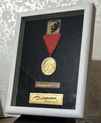 İstiklal Madalyası Yeni Yapım (REPLİKA) ve MDF Ahşap  Çerçeve  15cm x 20 cm ölçülerinde Renk Beyaz (RESİMDEKİ ÜRÜN GÖNDERİLECEKTİR)