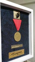 İstiklal Madalyası Yeni Yapım (REPLİKA) ve MDF Ahşap  Çerçeve  15cm x 20 cm ölçülerinde Renk Beyaz (RESİMDEKİ ÜRÜN GÖNDERİLECEKTİR)