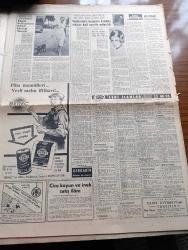 Hürriyet Gazetesi - 14  Mart 1961 - Eskisi Gibi Açılış Töreni Ve Şaşaalı Ziyafet Yok - Resmi Ziyaretler Sırasında Da Zafer Takları Kurulmayacak - Milli Birlik Komitesi Seçmen Yaşını Henüz Tesbit Etmedi - İran'a 70 Bin Ton Şeker Satıldı - Gayeleri Ekmek Sulh Ve Hürriyet - Silivrinin Fener Köyünde Bir Temsil Verildi - Savcı Doktor Talia Bali Aykan'ın Tahliyesini İstedi - Kerkükteki Çarpışmalar - Gün Battıktan Sonra Aşk Romanı Yazan Elizabeth Seiffert Yazı Dizisi - Dedektif Nik'in Maceraları Çizgi Roman - Düştüklerini Reddettiği Plan Tekrar İnceleniyor - Sana Döneceğim Aşk Romanı Yazan Mükerrem Engin Yazı Dizisi - Medeniyetin Beşiğinin Anadolu Olduğu Kati Suretle Anlaşıldı - Zeki Müren Mehtap Kazablankada Fotoğraf - Dünyanın En Kötü Giyinen Sinema Yıldızları Seçildi - Brigitte Bardot - Anita Ekberg - Sevmek Saadettir Aşk Ve Macera Romanı Çizen Faruk Geç - Feriköy Kulübü Maçın Hakemi Muvahhit Afir'i Mahkemeye Verdi - Haftanın Maçı Galatasaray Beşiktaş Oynuyor - Fatoş Çizgi Roman