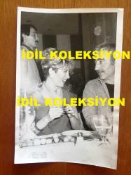 EMEL SAYIN'IN ORİJİNAL FOTOĞRAFI, 18 x 12 cm EBADINDA - SİYAH & BEYAZ - EMEL SAYIN ve YEŞİLÇAM'IN EFSANESİ ŞENER ŞEN'İN 1980'LERDE AYNI MASADA YEMEK YERKEN ve SOHBET EDERKEN ÇEKİLMİŞ ÇOK GÜZEL BİR FOTOĞRAFI