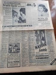 Hürriyet Gazetesi - 22 Mayıs 1961 - Büyük Küçük Her Parti Hummalı Faaliyet İçinde - Kasım Gülek'e Göre Politikada Herşeyden Evvel Çelik Gibi Sinire İhtiyaç Var - Müşterek Pazar İçin Müsait Teklifler - Hazirandan İtibaren Hatice Çıkış Serbest - Hürriyet Meydanı Yayalara Tağşiş Edilecek - Troleybüsün İlk Seferi - Güreşçi Ömer Dilmen'in Bulgaristan'da Serbest Bırakılma İhtimali Belirdi - Gün Battıktan Sonra Aşk Romanı Yazan Elizabeth Seiffert Yazı Dizisi - Dedektif Nik'in Maceraları Çizgi Roman - Brigitte Bardot Uslandı - Kazova Mayoları - Defterimi Kapıyorum Aşk Romanı Fazıla Atabek - Doktorunuz Diyor Ki Hazırlayan Profesör Doktor Nuri Ergene - Mavi Ufuklar Aşk Ve Macera Romanı Çizen Faruk Geç - Mintax - Galatasaray Ankaragücünü 2 1 Yendi - Yeşildirek Mahalli Lig Şampiyonu Oldu - Çarşambaya Japonya'ya Gidecek Olan Güreşçilerimizle 1 Gün - Fatoş Çizgi Roman - Gökler Hakimi Gordon Çizgi Roman - Güngörmüşler Çizgi Roman - Nilüfer Çizgi Roman - Ordu Basketbol Takımımız Fransa'ya Mağlup Oldu