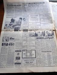 Hürriyet Gazetesi - 21 Eylül 1961 - Cemal Gürsel Tahriklere Kapılmayın Dedi- Baba Vasiyeti Yüksel Menderes Aday Olmuyor -  Adalet Partisi'ne Göre Yuvarlak Masa Zabıtlarını Açıklamak Şart- Mahkumların 113 ü Adana'ya Nakledildi - Adnan Menderes - Fatin Rüştü Zorlu'nun Hüküm Özeti - Salim Başol Ankara'ya Gitti - Selim Soley CHP'den Çıkarıldı - Savcı Gangster Necdet Elmas İçin 22,5 Yıl Hapis İstedi - Partiler Aday Listelerini Yüksek Seçim Kuruluna Dün Verdiler - Amerikan Filosu Geliyor - Bir Füze Taburumuz Amerika'ya Gidiyor - Yol Orada Bitmişti Aşk Romanı Yazan A.S. Turnboll Yazı Dizisi - Bir İngiliz Şirketi Turistik Türkiye İsimli Turizm Filmi Çekiyor - Dedektif Nik'in Maceraları Çizgi Roman - Opon Ağrı Kesici - Milli Futbol Takımımızın Durumu Yarın Belli Olacak - Metin Oktay - Suat Mamat - Fenerbahçe Galatasaray'la Berabere Kaldı - Fatoş Çizgi Roman - Gökler Hakimi Gordon Çizgi Roman - Güngörmüşler Çizgi Roman - Can Bartu'nun Lisansı Ankara'ya Gitti - 1962 Dünya Kupası Elemeleri Maçları