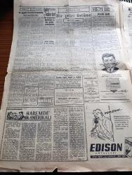 Cumhuriyet Gazetesi - 16 Eylül 1961 - Son Dakika Milli Birlik Komitesi İdamı Tasdik Etti - Yüksek Adalet Divanı Dün Kararını Verdi - 15 Sanık İdama 31'i Müebbet Hapse 408'i Çeşitli Hapis Cezalarına Mahkum Oldular -  5 Saat 20 Dakika Süren Dünkü Celsede 133 Sanık da Beraat Ettiler Hasta Olan Adnan Menderes Oturumda Hazır Bulunmadı - Adnan Menderes'in Örtülü Ödenek Davasından Dolayı Hazineye 4.877.778 Lira Ödemesi Kararlaştırıldı - Yassıada Duruşmasından Fotoğraf - Evvelki Gece Sabaha Karşı Uykuya Dalan Adnan Menderes Dün Uyanmadı Fotoğraf -  Son Celseye Ait İntibalar - Bir İğrenç Tecavüz Karşısında Yazan Reşat Ekrem Koçu - Haremde Bir Amerikalı Yazan Maurice Dekobra Yazı Dizisi - Bir Çeviri Üstüne Yazan Melih Cevdet Anday - Sovyetler Çok Katlı Bir Füze Denediler - Burhan Felek Köşe Yazısı - Dünya Döndükçe Yazan Hamdi Varoğlu - Resimli Roman Bankerin Milyonları Çizen Yves Sayol - Deniz Ağacı Edebi Roman Yazan Yaman Koray Yazı Dizisi - Patti Çizgi Roman - Bay Oscar Karikatür - Galatasaray