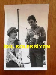 EMEL SAYIN'IN ORİJİNAL 4'LÜ FOTOĞRAF SETİ, 18 x 12 cm EBADINDA - SİYAH & BEYAZ - EMEL SAYIN'IN FERİDE (1971) FİLMİ ÇEKİMLERİNDEN 4 FARKLI KARE, ENGİN ÇAĞLAR, REHA YURDAKUL, LALE BELKIS, SEMRA KARACA, GÖKBEN, PAKİZE SUDA, YILDIRIM GENCER