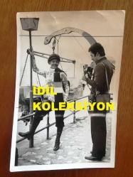 EMEL SAYIN'IN ORİJİNAL 4'LÜ FOTOĞRAF SETİ, 18 x 12 cm EBADINDA - SİYAH & BEYAZ - EMEL SAYIN'IN FERİDE (1971) FİLMİ ÇEKİMLERİNDEN 4 FARKLI KARE, ENGİN ÇAĞLAR, REHA YURDAKUL, LALE BELKIS, SEMRA KARACA, GÖKBEN, PAKİZE SUDA, YILDIRIM GENCER