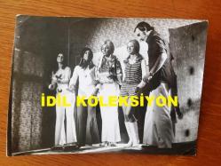 EMEL SAYIN'IN ORİJİNAL 4'LÜ FOTOĞRAF SETİ, 18 x 12 cm EBADINDA - SİYAH & BEYAZ - EMEL SAYIN'IN FERİDE (1971) FİLMİ ÇEKİMLERİNDEN 4 FARKLI KARE, ENGİN ÇAĞLAR, REHA YURDAKUL, LALE BELKIS, SEMRA KARACA, GÖKBEN, PAKİZE SUDA, YILDIRIM GENCER