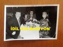 EMEL SAYIN'IN ORİJİNAL 3'LÜ FOTOĞRAF SETİ, 18 x 12 cm EBADINDA - SİYAH & BEYAZ - EMEL SAYIN'IN ŞAN MÜZİKHOLÜNDE NEŞE'İ MUHABBET ADLI MÜZİKALDE OYNAMASININ KARARLAŞTIRILMASI ŞEREFİNE METİN AKPINAR ve COŞKUN SABAH İLE AYNI MASADA YEMEK YEDİĞİ KARE ve BASIN AÇIKLAMASINDAN 2 FARKLI KARE, TOPLAM 3 FARKLI FOTOĞRAF - 18 KASIM 1982