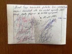 EMEL SAYIN'IN ORİJİNAL 3'LÜ FOTOĞRAF SETİ, 18 x 12 cm EBADINDA - SİYAH & BEYAZ - EMEL SAYIN'IN ŞAN MÜZİKHOLÜNDE NEŞE'İ MUHABBET ADLI MÜZİKALDE OYNAMASININ KARARLAŞTIRILMASI ŞEREFİNE METİN AKPINAR ve COŞKUN SABAH İLE AYNI MASADA YEMEK YEDİĞİ KARE ve BASIN AÇIKLAMASINDAN 2 FARKLI KARE, TOPLAM 3 FARKLI FOTOĞRAF - 18 KASIM 1982
