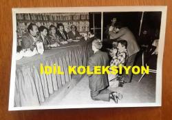 EMEL SAYIN'IN ORİJİNAL 3'LÜ FOTOĞRAF SETİ, 18 x 12 cm EBADINDA - SİYAH & BEYAZ - EMEL SAYIN'IN ŞAN MÜZİKHOLÜNDE NEŞE'İ MUHABBET ADLI MÜZİKALDE OYNAMASININ KARARLAŞTIRILMASI ŞEREFİNE METİN AKPINAR ve COŞKUN SABAH İLE AYNI MASADA YEMEK YEDİĞİ KARE ve BASIN AÇIKLAMASINDAN 2 FARKLI KARE, TOPLAM 3 FARKLI FOTOĞRAF - 18 KASIM 1982