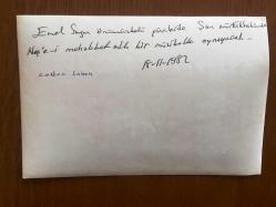 EMEL SAYIN'IN ORİJİNAL 3'LÜ FOTOĞRAF SETİ, 18 x 12 cm EBADINDA - SİYAH & BEYAZ - EMEL SAYIN'IN ŞAN MÜZİKHOLÜNDE NEŞE'İ MUHABBET ADLI MÜZİKALDE OYNAMASININ KARARLAŞTIRILMASI ŞEREFİNE METİN AKPINAR ve COŞKUN SABAH İLE AYNI MASADA YEMEK YEDİĞİ KARE ve BASIN AÇIKLAMASINDAN 2 FARKLI KARE, TOPLAM 3 FARKLI FOTOĞRAF - 18 KASIM 1982