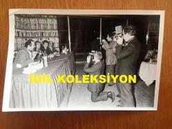 EMEL SAYIN'IN ORİJİNAL 3'LÜ FOTOĞRAF SETİ, 18 x 12 cm EBADINDA - SİYAH & BEYAZ - EMEL SAYIN'IN ŞAN MÜZİKHOLÜNDE NEŞE'İ MUHABBET ADLI MÜZİKALDE OYNAMASININ KARARLAŞTIRILMASI ŞEREFİNE METİN AKPINAR ve COŞKUN SABAH İLE AYNI MASADA YEMEK YEDİĞİ KARE ve BASIN AÇIKLAMASINDAN 2 FARKLI KARE, TOPLAM 3 FARKLI FOTOĞRAF - 18 KASIM 1982