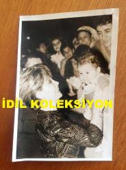 EMEL SAYIN'IN ORİJİNAL 2'Lİ FOTOĞRAF SETİ, 18 x 12 cm EBADINDA - SİYAH & BEYAZ - EMEL SAYIN'IN 1980'LERDEKİ BİR KONSERDE DİNLEYİCİLERDEN BİR BEBEĞİ ALIP KUCAKLADIĞI GÜZEL ANLARDAN 2 FARKLI KARE
