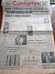 Cumhuriyet Gazetesi - 21 Eylül 1961- Ordu Ve Rejim Yazan Nadir Nadi Köşe Yazısı - Cemal Gürsel Vatandaşı Uyarıyor Seçimleri Yapamazsak Milli Felaket O Zaman Olacaktır - Siyasi Partiler Aday Listelerini Yüksek Seçim Kuruluna Bildirdiler - Salim Başol Temelli Olarak Dün Ankara'ya Döndü - Başsavcı Altay Ömer Egesel İse Görevinin Henüz Sona Ermediğini Söyledi - İmralı'da Cumartesi Ve Pazar Geceleri Nasıl Geçti - Adalet Partisi il Başkanı Muhittin Güven Basını Mezarcıya Benzetti - Kayseri Cezaevinde Yeni Mahkumlar Ekip Şeflerini Seçtiler - Haremde Bir Amerikalı Yazan Maurice Dekobra Yazı Dizisi - Donanma Gezileri Yazan Amiral Afif Büyüktuğrul - Birleşik Arap Cumhuriyeti İle Suriye Eyaletinin Araları Açılmaya Başladı - 30. İzmir Fuarı Dün Sona Erdi - İkinci Cumhuriyet Anayasası Ve Planlama Yazan Cemal Gürsel - Resimli Roman Bankerin Milyonları Çizen Yves Sayol - Patti Çizgi Roman - Bay Oscar Karikatür - Deniz Ağacı Edebi Roman Yazan Yaman Koray Yazı Dizisi - Fenerbahçe Galatasaray Maçı