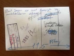 EMEL SAYIN'IN ORİJİNAL FOTOĞRAFI, 18 x 12 m EBADINDA - SİYAH & BEYAZ - EMEL SAYIN ve EŞİ İSMET KASAPOĞLU YEMEK MASASINDA BİRLİKTE GÜLÜMSERKEN ÇEKİLMİŞ ÇOK ÖZEL BİR KARE