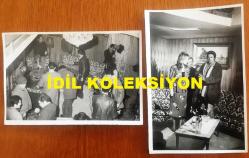 EMEL SAYIN'IN ORİJİNAL 2'Lİ FOTOĞRAF SETİ, 18 x 12 m EBADINDA - SİYAH & BEYAZ - EMEL SAYIN'IN CÜNEYT ARKIN ve HÜSEYİN PEYDA İLE ROL ALDIĞI RÜZGAR (1980) İSİMLİ FİLMİN ÇEKİMLERİ SIRASINDA EV ORTAMINDA KAYDEDİLMİŞ 2 FARKLI KARE