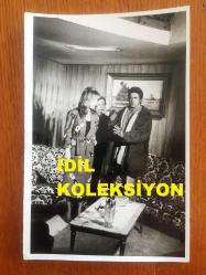 EMEL SAYIN'IN ORİJİNAL 2'Lİ FOTOĞRAF SETİ, 18 x 12 m EBADINDA - SİYAH & BEYAZ - EMEL SAYIN'IN CÜNEYT ARKIN ve HÜSEYİN PEYDA İLE ROL ALDIĞI RÜZGAR (1980) İSİMLİ FİLMİN ÇEKİMLERİ SIRASINDA EV ORTAMINDA KAYDEDİLMİŞ 2 FARKLI KARE