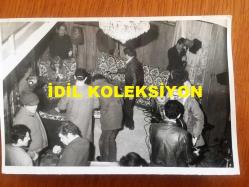 EMEL SAYIN'IN ORİJİNAL 2'Lİ FOTOĞRAF SETİ, 18 x 12 m EBADINDA - SİYAH & BEYAZ - EMEL SAYIN'IN CÜNEYT ARKIN ve HÜSEYİN PEYDA İLE ROL ALDIĞI RÜZGAR (1980) İSİMLİ FİLMİN ÇEKİMLERİ SIRASINDA EV ORTAMINDA KAYDEDİLMİŞ 2 FARKLI KARE