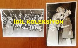 EMEL SAYIN'IN ORİJİNAL 2'Lİ FOTOĞRAF SETİ, 18 x 12 m EBADINDA - SİYAH & BEYAZ - EMEL SAYIN'IN 14 NİSAN 1975 YILINDA İZMİR'DE POLİS ÇOCUKLARINA VERDİĞİ KONSERDEN 2 FARKLI FOTOĞRAF