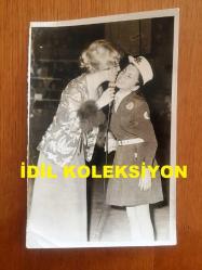 EMEL SAYIN'IN ORİJİNAL 2'Lİ FOTOĞRAF SETİ, 18 x 12 m EBADINDA - SİYAH & BEYAZ - EMEL SAYIN'IN 14 NİSAN 1975 YILINDA İZMİR'DE POLİS ÇOCUKLARINA VERDİĞİ KONSERDEN 2 FARKLI FOTOĞRAF