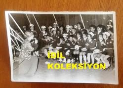 EMEL SAYIN'IN ORİJİNAL 2'Lİ FOTOĞRAF SETİ, 18 x 12 m EBADINDA - SİYAH & BEYAZ - EMEL SAYIN'IN 14 NİSAN 1975 YILINDA İZMİR'DE POLİS ÇOCUKLARINA VERDİĞİ KONSERDEN 2 FARKLI FOTOĞRAF