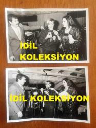 EMEL SAYIN'IN ORİJİNAL 2'Lİ FOTOĞRAF SETİ, 18 x 12 m EBADINDA - SİYAH & BEYAZ - EMEL SAYIN'IN BEBEK PARK GAZİNOSUNDA KALE KİLİT BAYİLERİ ADINA DÜZENLENEN ETKİNLİKTE ÇEKİLİŞ ÇEKTİĞİ ANLARDAN 2 FARKLI KARE (CEMİLE KUTGÜN İLE) - 26 ARALIK 1984