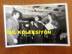 EMEL SAYIN'IN ORİJİNAL 2'Lİ FOTOĞRAF SETİ, 18 x 12 m EBADINDA - SİYAH & BEYAZ - EMEL SAYIN'IN BEBEK PARK GAZİNOSUNDA KALE KİLİT BAYİLERİ ADINA DÜZENLENEN ETKİNLİKTE ÇEKİLİŞ ÇEKTİĞİ ANLARDAN 2 FARKLI KARE (CEMİLE KUTGÜN İLE) - 26 ARALIK 1984