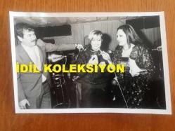 EMEL SAYIN'IN ORİJİNAL 2'Lİ FOTOĞRAF SETİ, 18 x 12 m EBADINDA - SİYAH & BEYAZ - EMEL SAYIN'IN BEBEK PARK GAZİNOSUNDA KALE KİLİT BAYİLERİ ADINA DÜZENLENEN ETKİNLİKTE ÇEKİLİŞ ÇEKTİĞİ ANLARDAN 2 FARKLI KARE (CEMİLE KUTGÜN İLE) - 26 ARALIK 1984