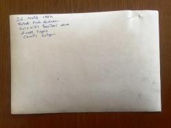 EMEL SAYIN'IN ORİJİNAL 2'Lİ FOTOĞRAF SETİ, 18 x 12 m EBADINDA - SİYAH & BEYAZ - EMEL SAYIN'IN BEBEK PARK GAZİNOSUNDA KALE KİLİT BAYİLERİ ADINA DÜZENLENEN ETKİNLİKTE ÇEKİLİŞ ÇEKTİĞİ ANLARDAN 2 FARKLI KARE (CEMİLE KUTGÜN İLE) - 26 ARALIK 1984