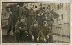 Askeri üniformalarıyla gülümseyerek poz veren bir grup asker  fotoğrafı .ORİJİNAL SİYAH & BEYAZ, 13x 8cm EBADINDA - 1940'LAR, 1950'LER, 1960'LAR ve 1970'LER
