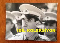 EMEL SAYIN'IN EŞİ İSMET KASAPOĞLU'NUN ORİJİNAL 5'Lİ FOTOĞRAF SETİ - SİYAH & BEYAZ - İSMET KASAPOĞLU ASKERLİK VAZİFESİ İÇİN YEDEK SUBAY ÖĞRENCİSİ İKEN, İSMET KASAPOĞLU'NUN 1945 YILINDA AİLESİYLE ÇEKİLMİŞ ÇOK NADİR BİR TOPLUCA ÇEKİLMİŞ FOTOĞRAFI, İSMET KASAPOĞLU'NUN MAHALLESİNDEN GENÇLİK ARKADAŞLARIYLA OLDUĞU KARELER, 5 FARKLI FOTOĞRAF