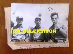 EMEL SAYIN'IN EŞİ İSMET KASAPOĞLU'NUN ORİJİNAL 5'Lİ FOTOĞRAF SETİ - SİYAH & BEYAZ - İSMET KASAPOĞLU ASKERLİK VAZİFESİ İÇİN YEDEK SUBAY ÖĞRENCİSİ İKEN, İSMET KASAPOĞLU'NUN 1945 YILINDA AİLESİYLE ÇEKİLMİŞ ÇOK NADİR BİR TOPLUCA ÇEKİLMİŞ FOTOĞRAFI, İSMET KASAPOĞLU'NUN MAHALLESİNDEN GENÇLİK ARKADAŞLARIYLA OLDUĞU KARELER, 5 FARKLI FOTOĞRAF