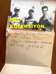 EMEL SAYIN'IN EŞİ İSMET KASAPOĞLU'NUN ORİJİNAL 5'Lİ FOTOĞRAF SETİ - SİYAH & BEYAZ - İSMET KASAPOĞLU ASKERLİK VAZİFESİ İÇİN YEDEK SUBAY ÖĞRENCİSİ İKEN, İSMET KASAPOĞLU'NUN 1945 YILINDA AİLESİYLE ÇEKİLMİŞ ÇOK NADİR BİR TOPLUCA ÇEKİLMİŞ FOTOĞRAFI, İSMET KASAPOĞLU'NUN MAHALLESİNDEN GENÇLİK ARKADAŞLARIYLA OLDUĞU KARELER, 5 FARKLI FOTOĞRAF