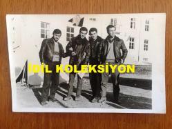 EMEL SAYIN'IN EŞİ İSMET KASAPOĞLU'NUN ORİJİNAL 5'Lİ FOTOĞRAF SETİ - SİYAH & BEYAZ - İSMET KASAPOĞLU ASKERLİK VAZİFESİ İÇİN YEDEK SUBAY ÖĞRENCİSİ İKEN, İSMET KASAPOĞLU'NUN 1945 YILINDA AİLESİYLE ÇEKİLMİŞ ÇOK NADİR BİR TOPLUCA ÇEKİLMİŞ FOTOĞRAFI, İSMET KASAPOĞLU'NUN MAHALLESİNDEN GENÇLİK ARKADAŞLARIYLA OLDUĞU KARELER, 5 FARKLI FOTOĞRAF