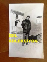 EMEL SAYIN'IN EŞİ İSMET KASAPOĞLU'NUN ORİJİNAL 5'Lİ FOTOĞRAF SETİ - SİYAH & BEYAZ - İSMET KASAPOĞLU ASKERLİK VAZİFESİ İÇİN YEDEK SUBAY ÖĞRENCİSİ İKEN, İSMET KASAPOĞLU'NUN 1945 YILINDA AİLESİYLE ÇEKİLMİŞ ÇOK NADİR BİR TOPLUCA ÇEKİLMİŞ FOTOĞRAFI, İSMET KASAPOĞLU'NUN MAHALLESİNDEN GENÇLİK ARKADAŞLARIYLA OLDUĞU KARELER, 5 FARKLI FOTOĞRAF