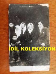 EMEL SAYIN'IN EŞİ İSMET KASAPOĞLU'NUN ORİJİNAL 5'Lİ FOTOĞRAF SETİ - SİYAH & BEYAZ - İSMET KASAPOĞLU ASKERLİK VAZİFESİ İÇİN YEDEK SUBAY ÖĞRENCİSİ İKEN, İSMET KASAPOĞLU'NUN 1945 YILINDA AİLESİYLE ÇEKİLMİŞ ÇOK NADİR BİR TOPLUCA ÇEKİLMİŞ FOTOĞRAFI, İSMET KASAPOĞLU'NUN MAHALLESİNDEN GENÇLİK ARKADAŞLARIYLA OLDUĞU KARELER, 5 FARKLI FOTOĞRAF