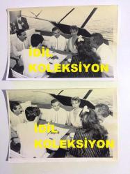 EMEL SAYIN'IN ORİJİNAL 2'Lİ FOTOĞRAF SETİ, 18 x 12 cm EBADINDA - SİYAH & BEYAZ - EMEL SAYIN'IN DAVID YOUNNES İLE DENİZDE YAT İÇİNDE NİKAHLARI KIYILIRKEN ÇEKİLMİŞ 2 ÖZEL KARE